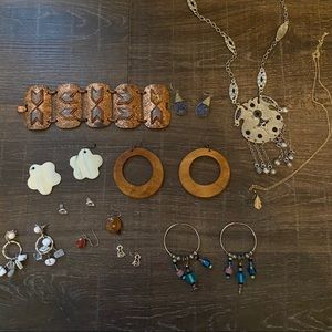 jewelry lot

Earrings bracelets necklaces